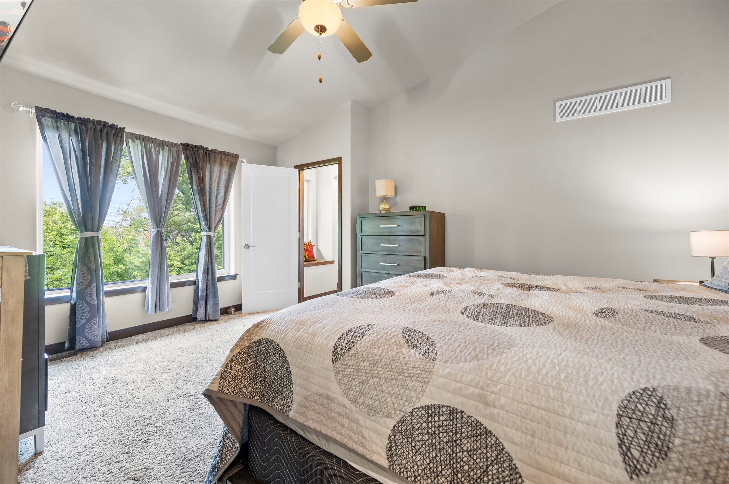 1207 Creekside Dr, Tiffin, IA 52340