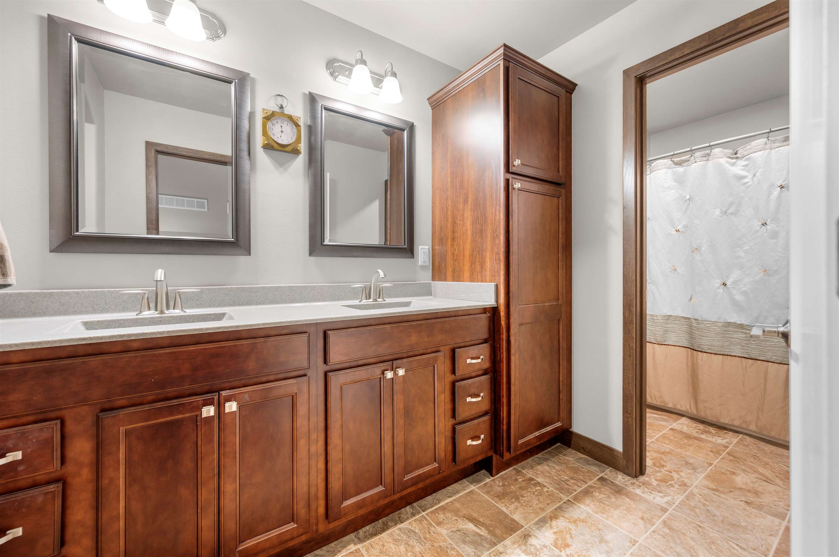 1207 Creekside Dr, Tiffin, IA 52340