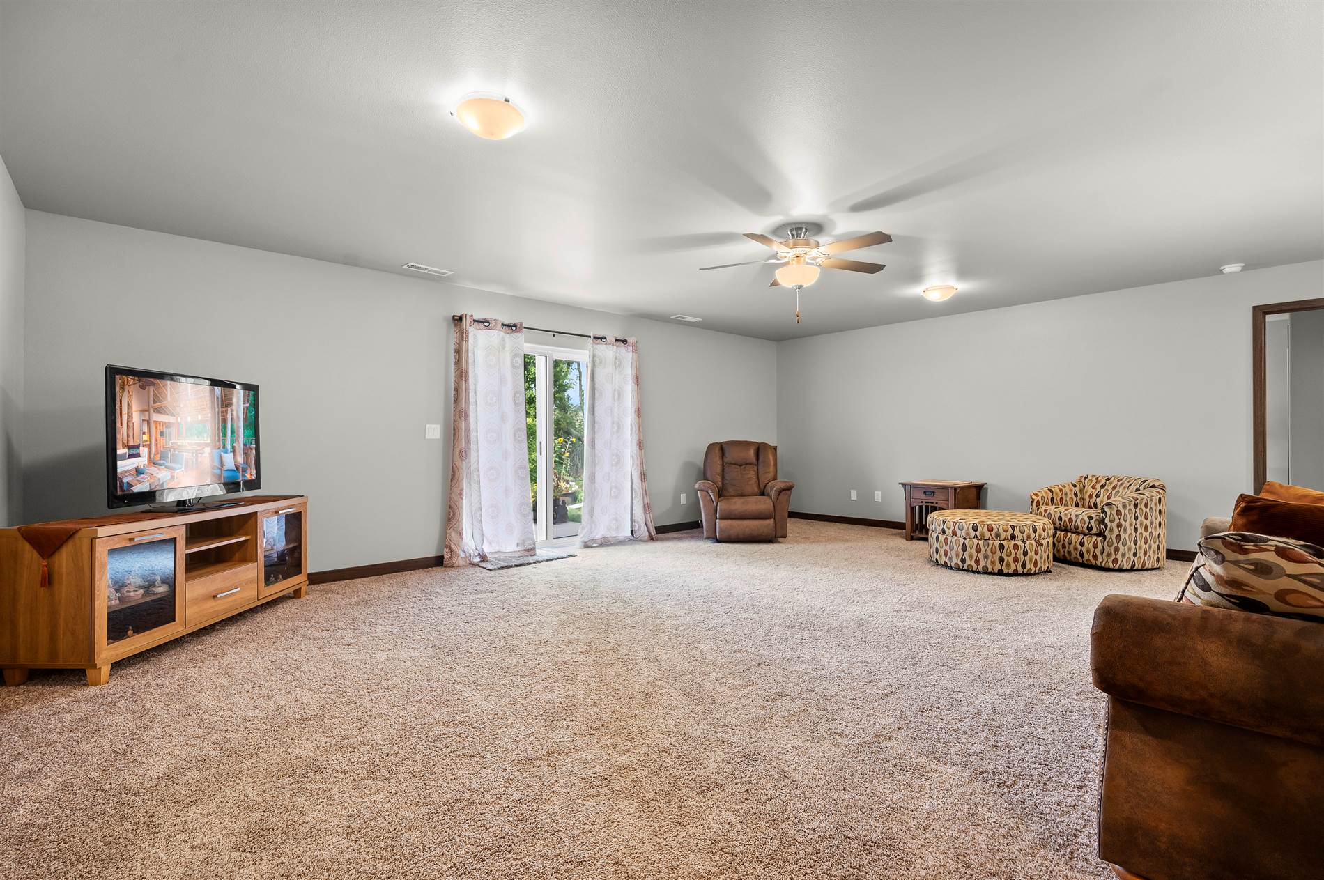 1207 Creekside Dr, Tiffin, IA 52340