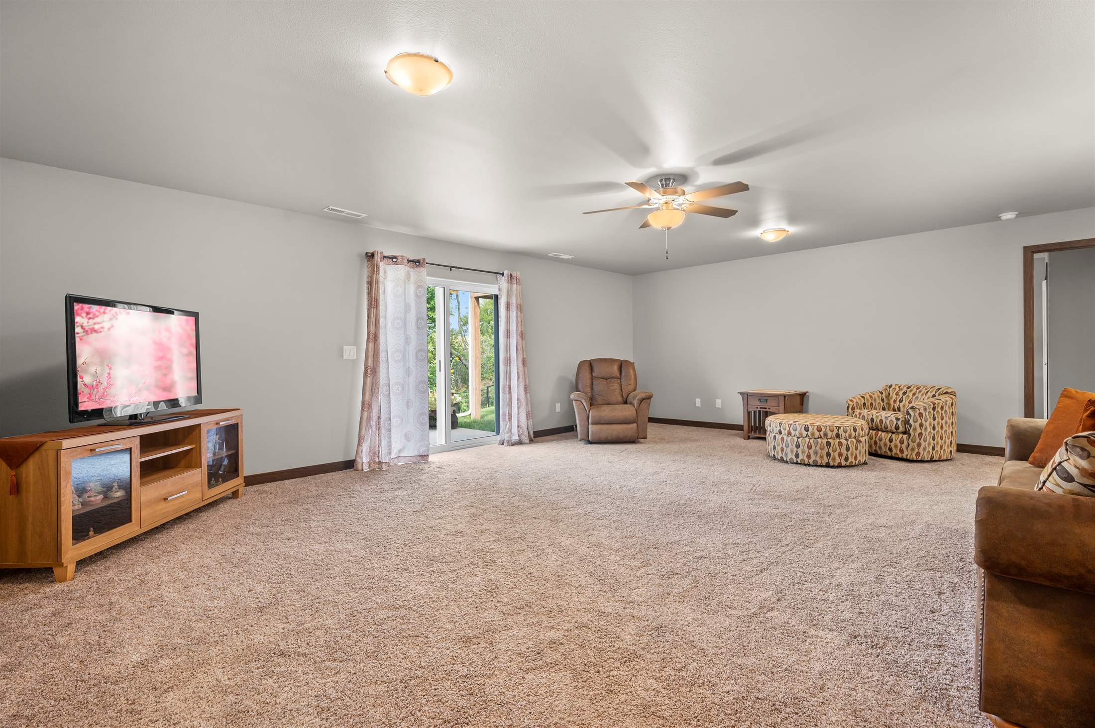 1207 Creekside Dr, Tiffin, IA 52340