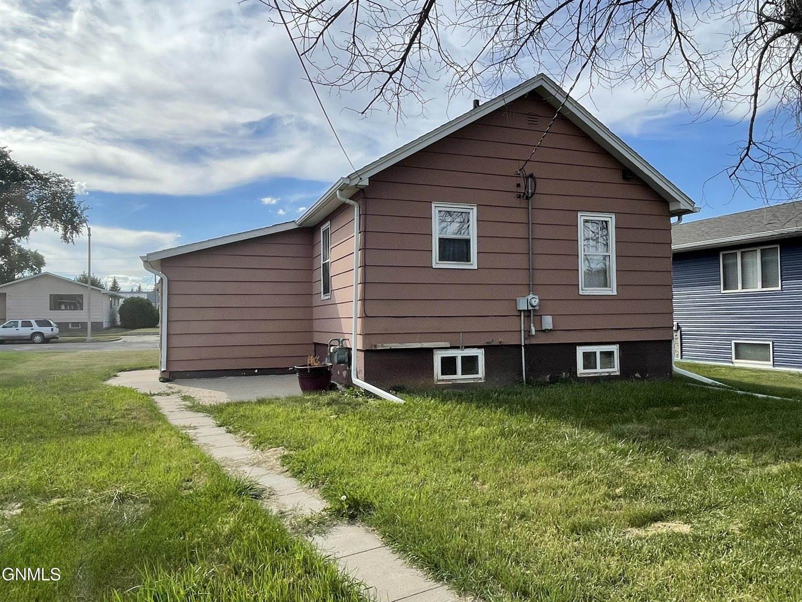 912 8th Avenue West, Williston, ND 58801