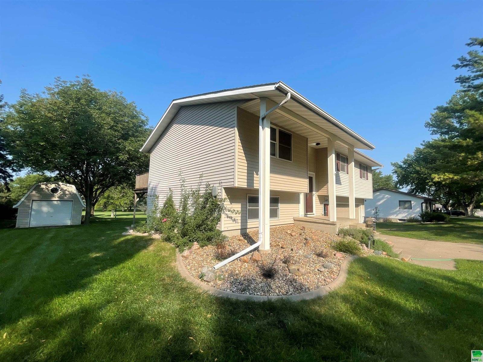 881 Country Club Dr, Akron, IA 51001