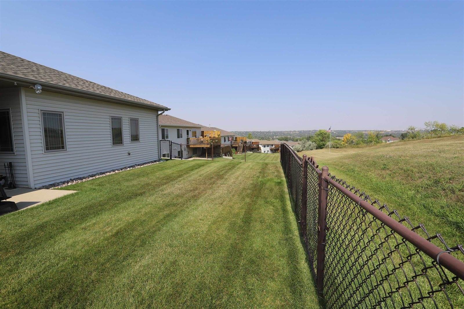 1719 Foothills Road SW, Minot, ND 58701
