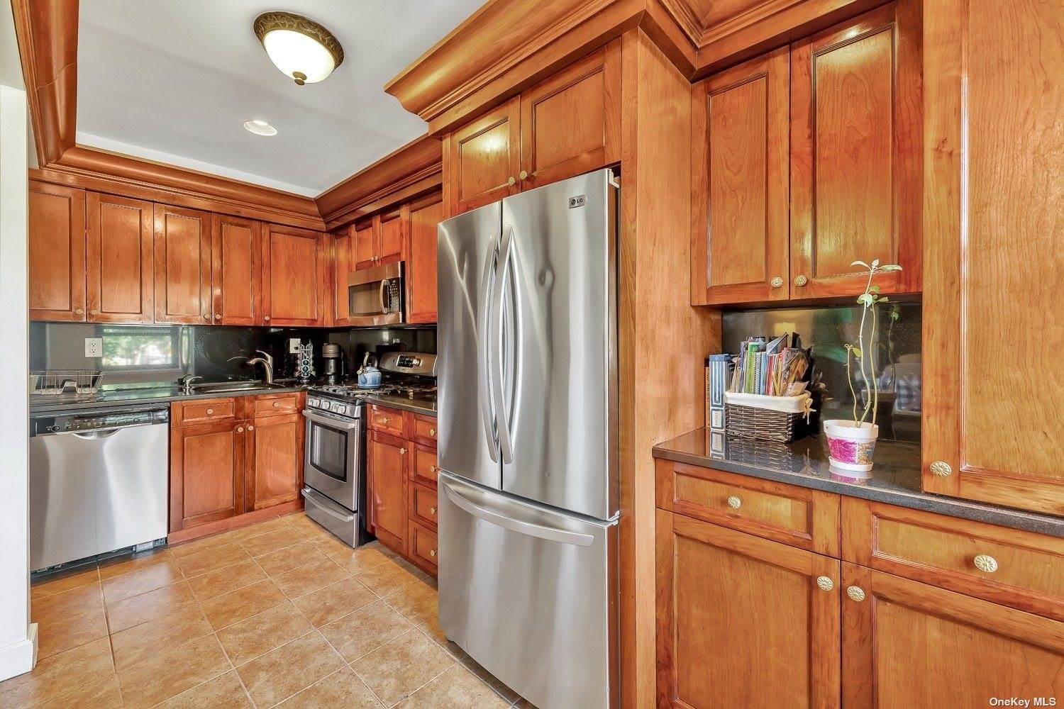 17-25 Utopia Parkway, Whitestone, NY 11357