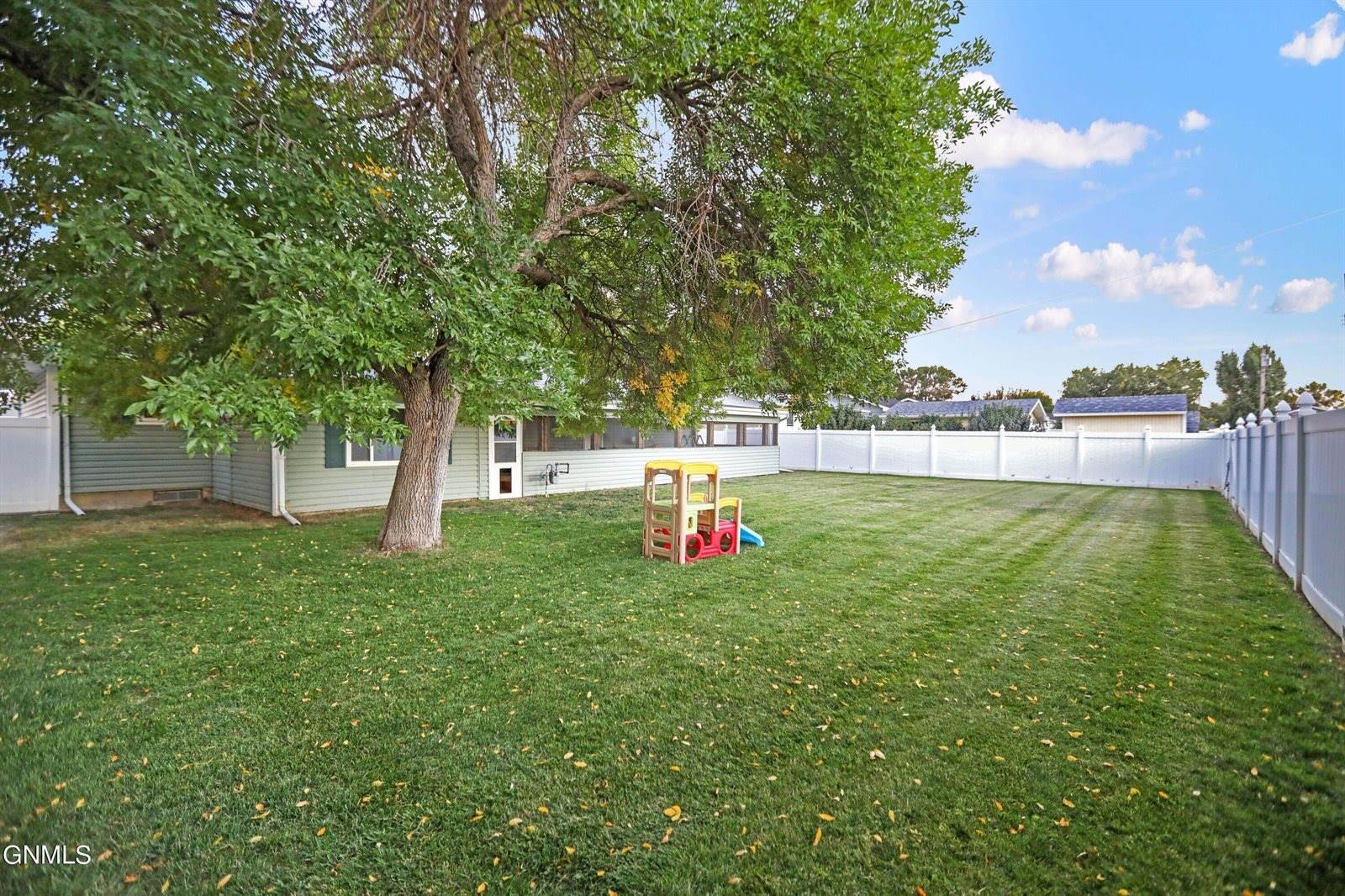 1615 Rose Lane, Williston, ND 58801