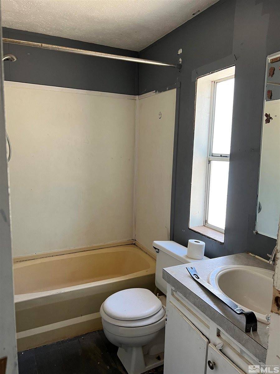 6370 Nugget Dr, Winnemucca, NV 89445