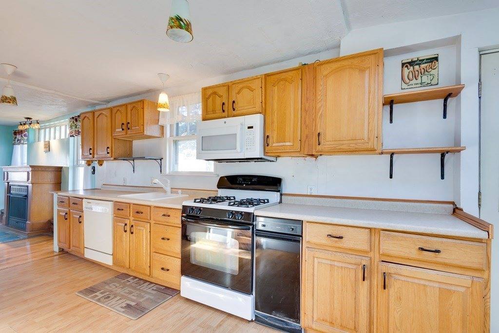 32 R St, Hull, MA 02045