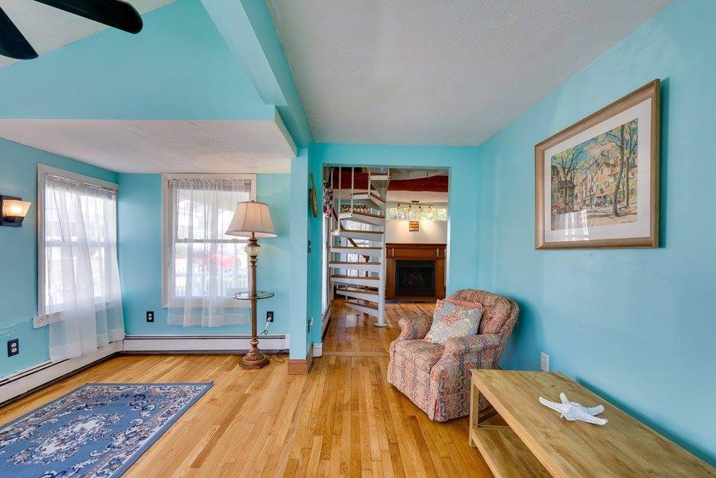 32 R St, Hull, MA 02045