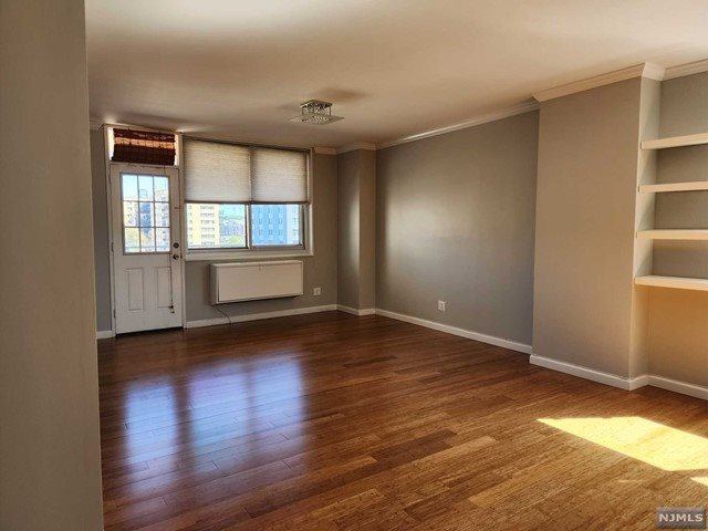 2150 Center Avenue, #3H, Fort Lee, NJ 07024