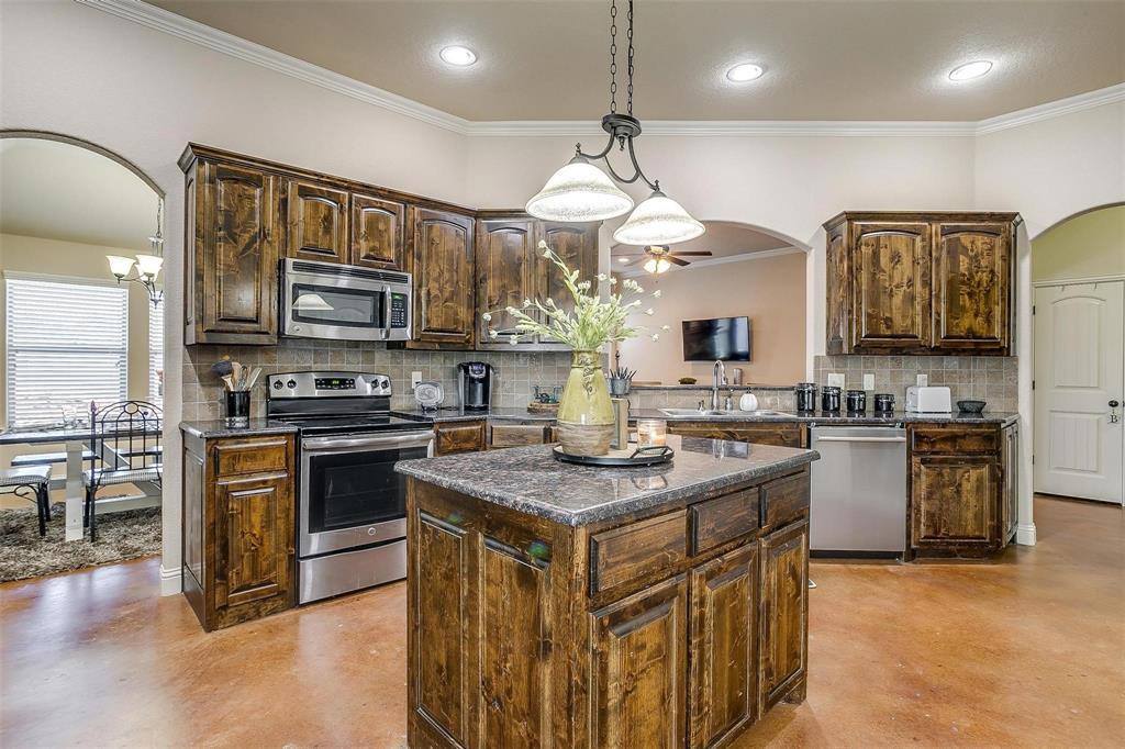189 Camouflage Cir, Willow Park, TX 76008