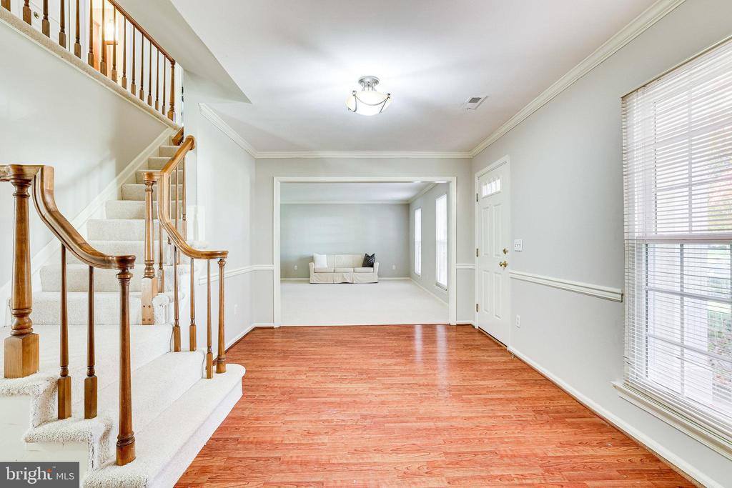 6 Dunbar Way, Sterling, VA 20165