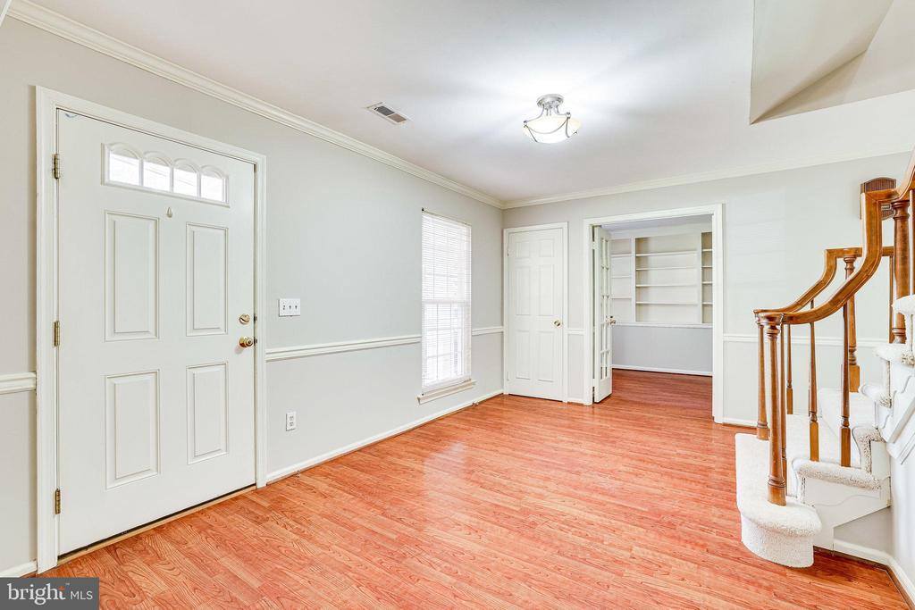 6 Dunbar Way, Sterling, VA 20165