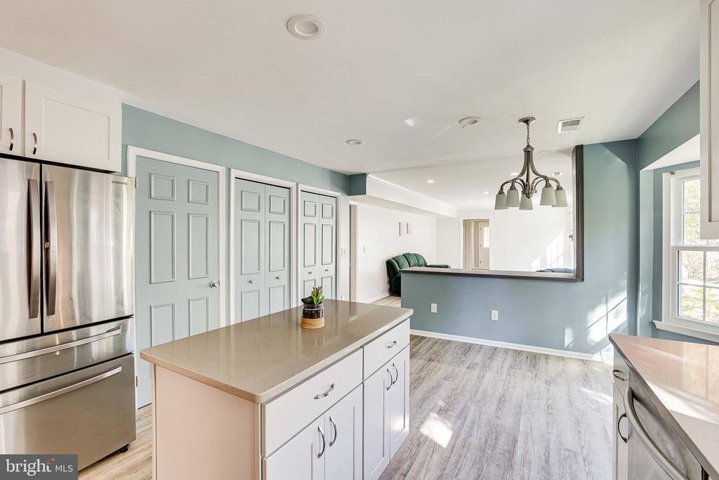 6 Dunbar Way, Sterling, VA 20165