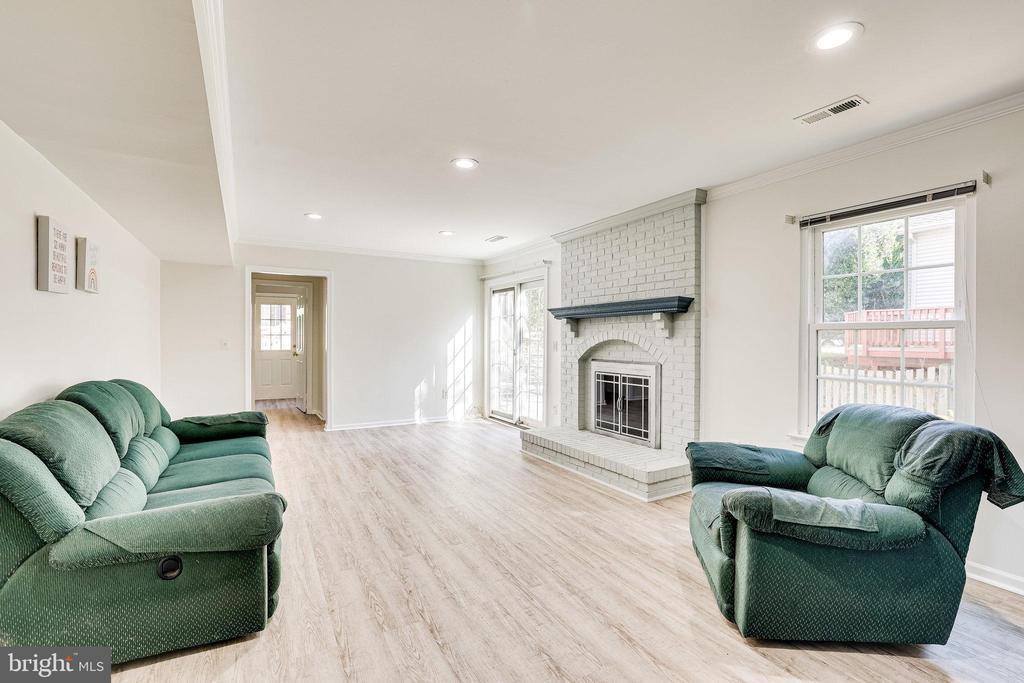 6 Dunbar Way, Sterling, VA 20165