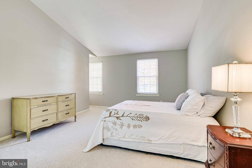 6 Dunbar Way, Sterling, VA 20165