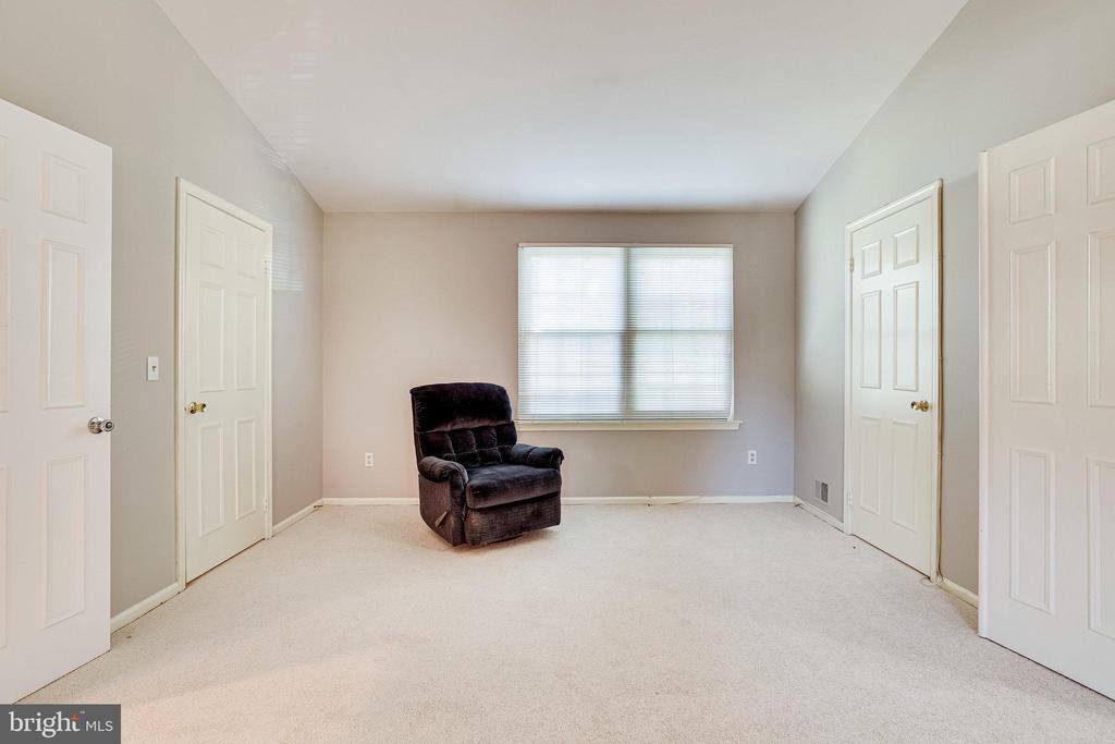 6 Dunbar Way, Sterling, VA 20165