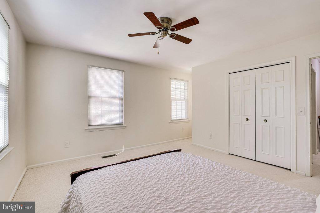 6 Dunbar Way, Sterling, VA 20165