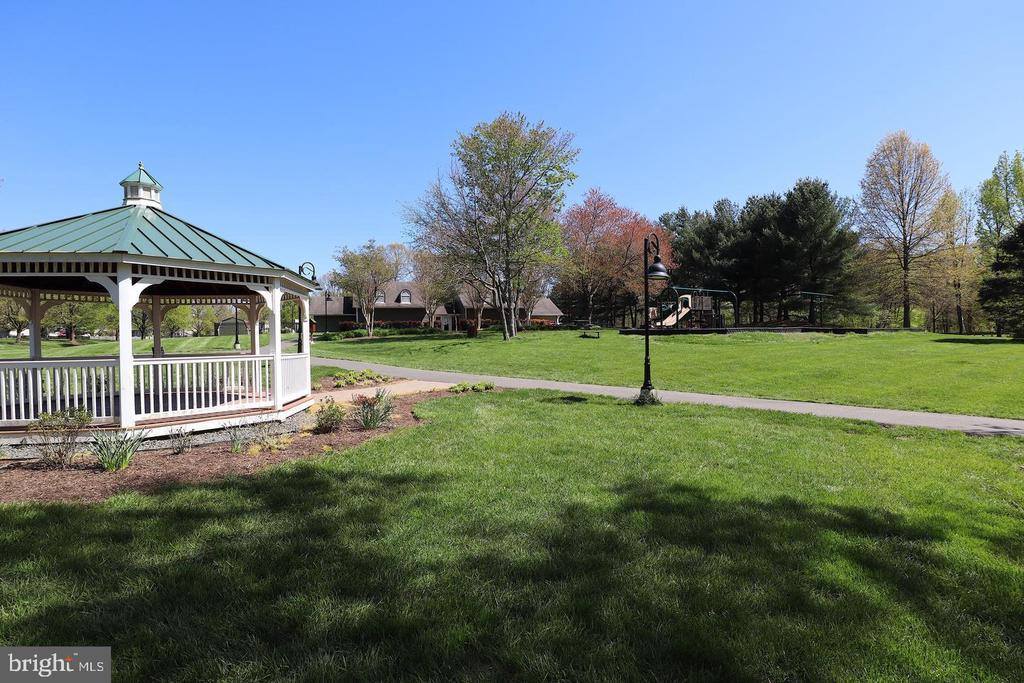 6 Dunbar Way, Sterling, VA 20165