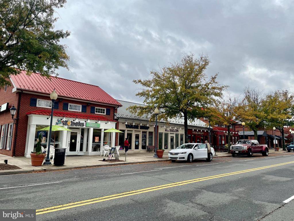 6 Dunbar Way, Sterling, VA 20165