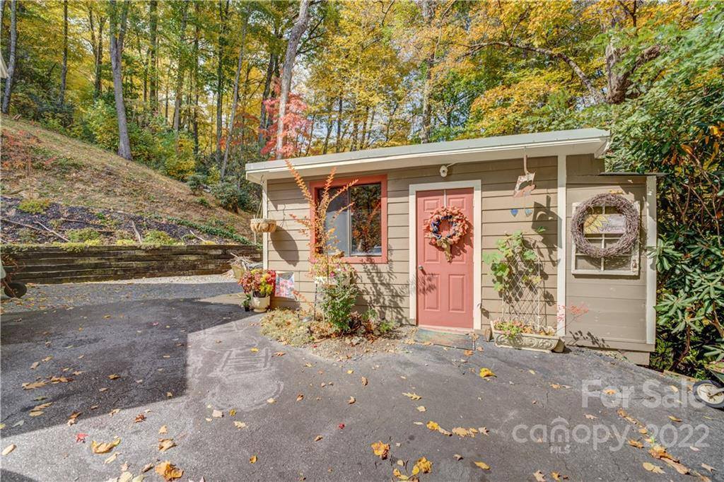 887 Locust Drive, Maggie Valley, NC 28751