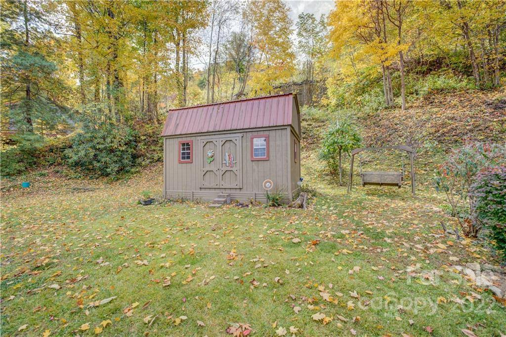 887 Locust Drive, Maggie Valley, NC 28751