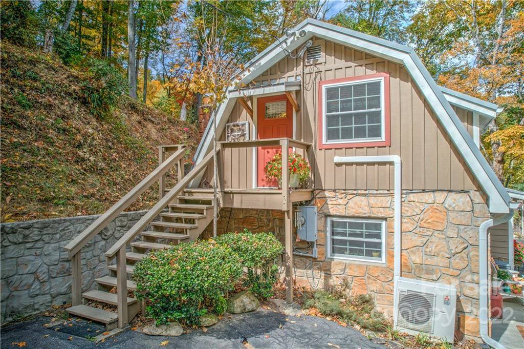 887 Locust Drive, Maggie Valley, NC 28751