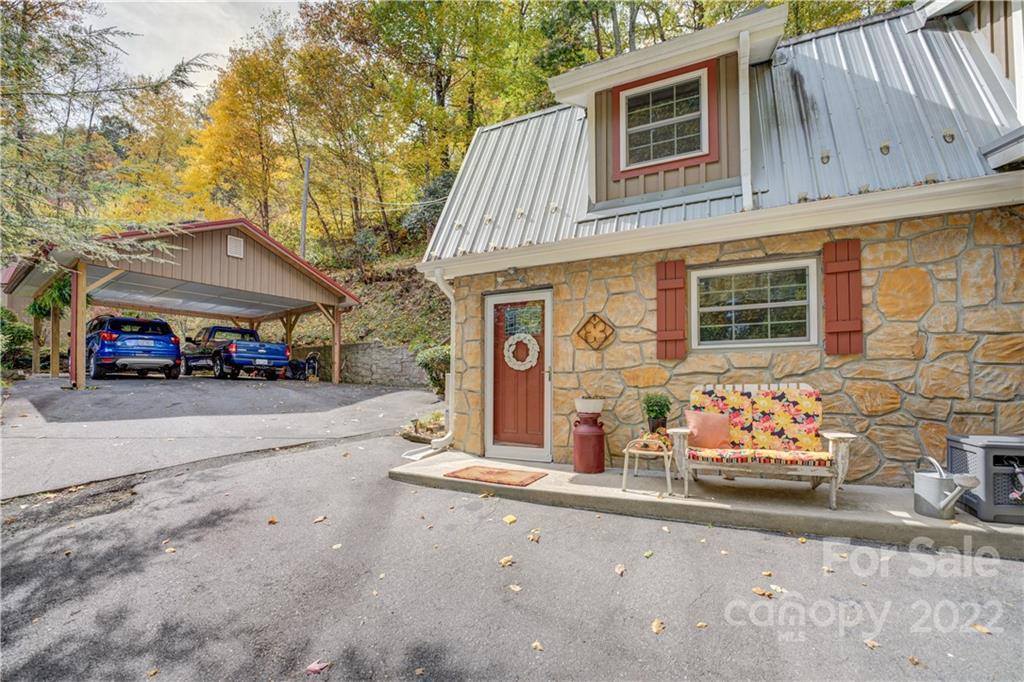 887 Locust Drive, Maggie Valley, NC 28751