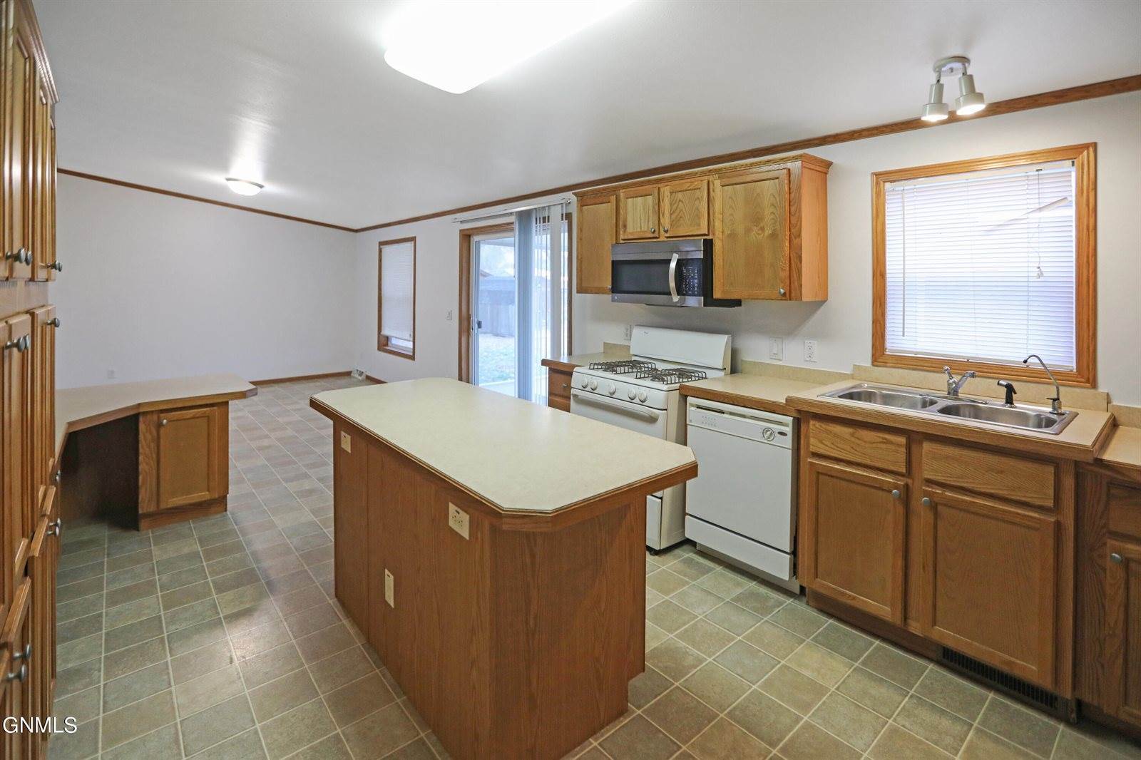 3906 2nd Avenue East, Williston, ND 58801