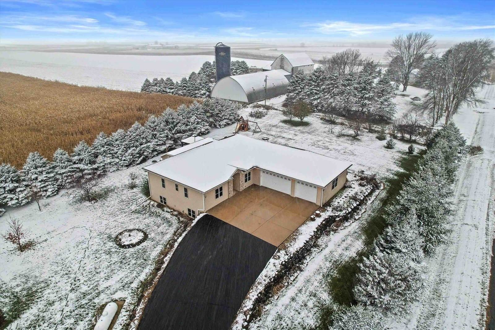 2829 Clover Ln, Bristol, WI 53590