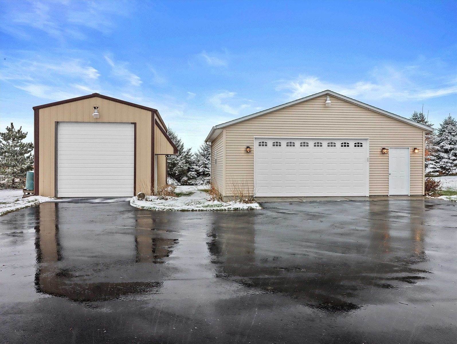 2829 Clover Ln, Bristol, WI 53590