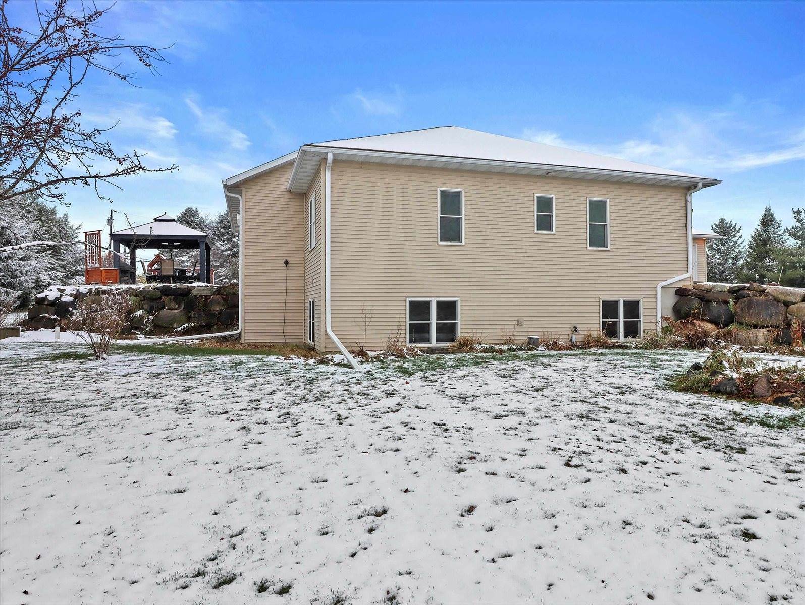 2829 Clover Ln, Bristol, WI 53590
