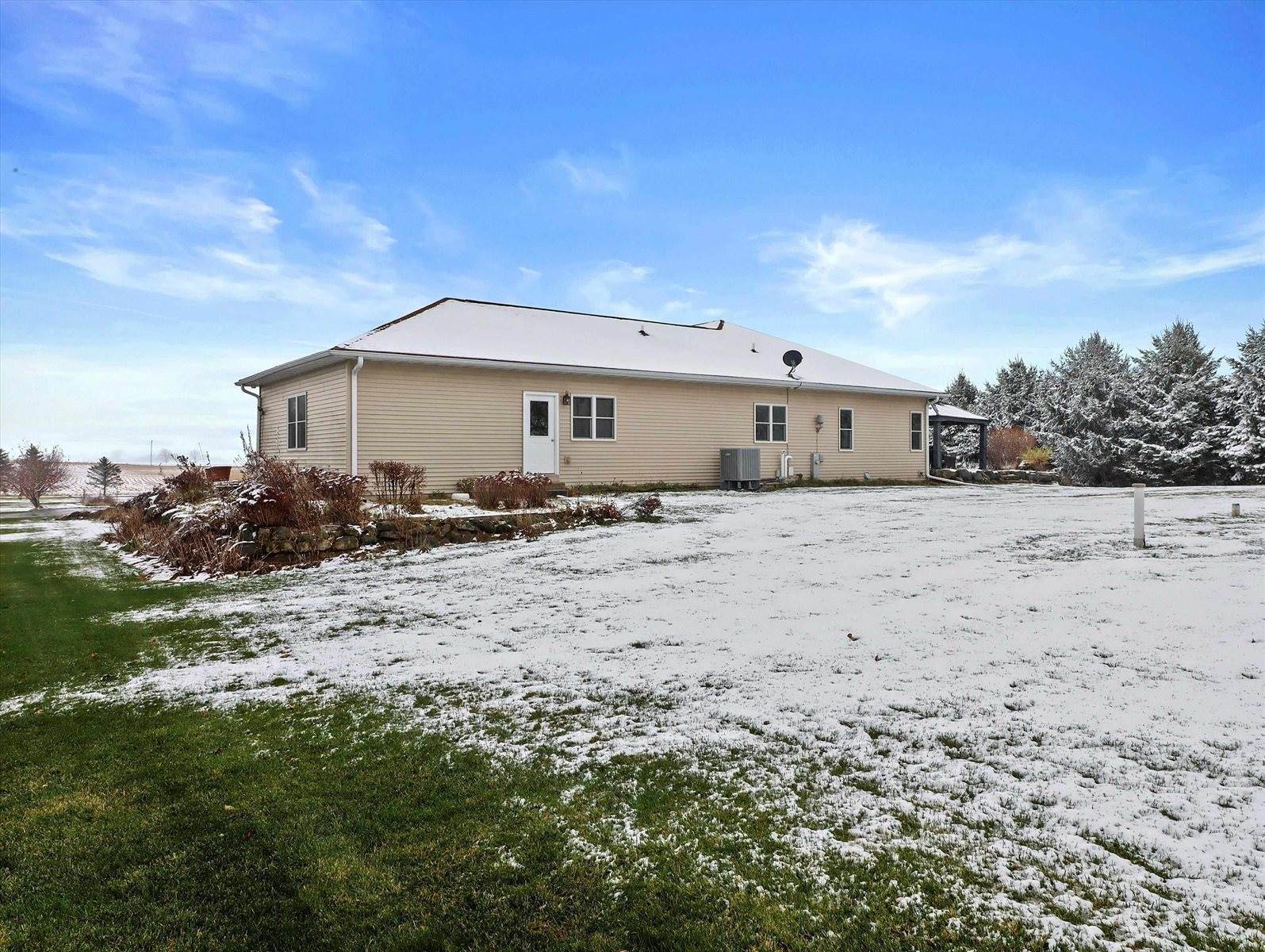 2829 Clover Ln, Bristol, WI 53590