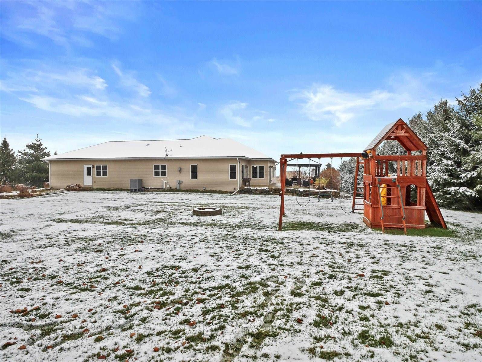 2829 Clover Ln, Bristol, WI 53590