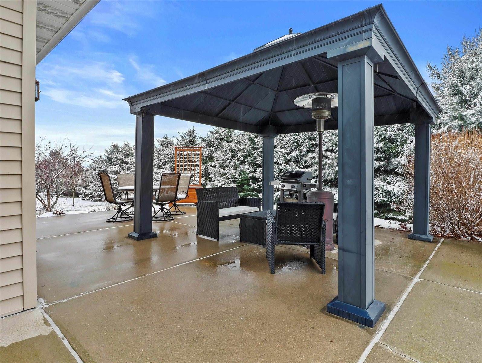 2829 Clover Ln, Bristol, WI 53590