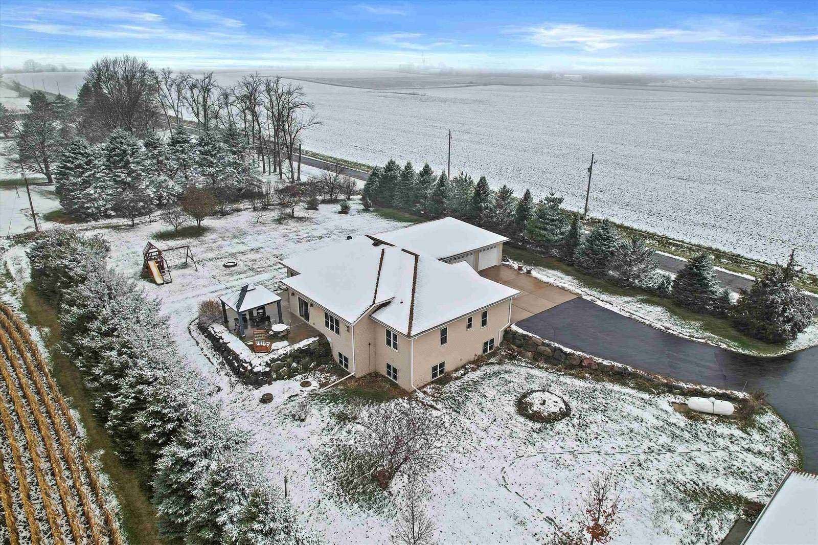 2829 Clover Ln, Bristol, WI 53590