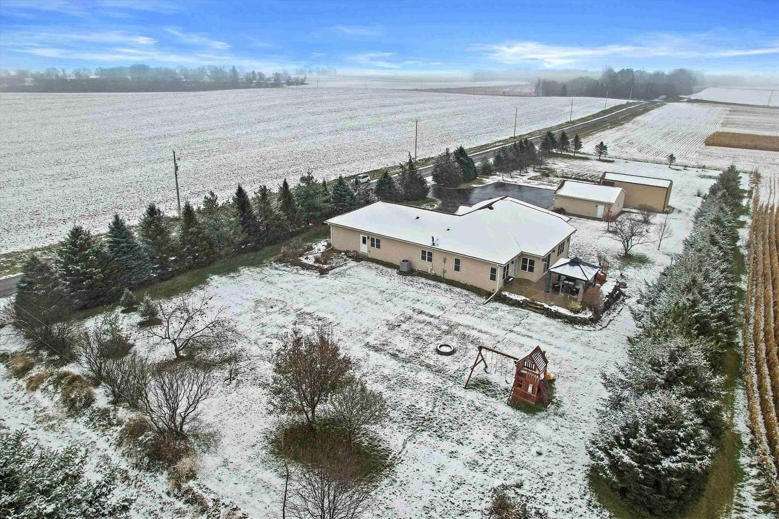 2829 Clover Ln, Bristol, WI 53590