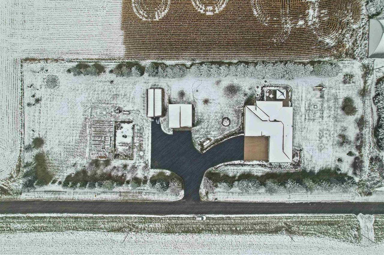 2829 Clover Ln, Bristol, WI 53590