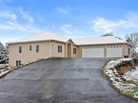 2829 Clover Ln, Bristol, WI 53590