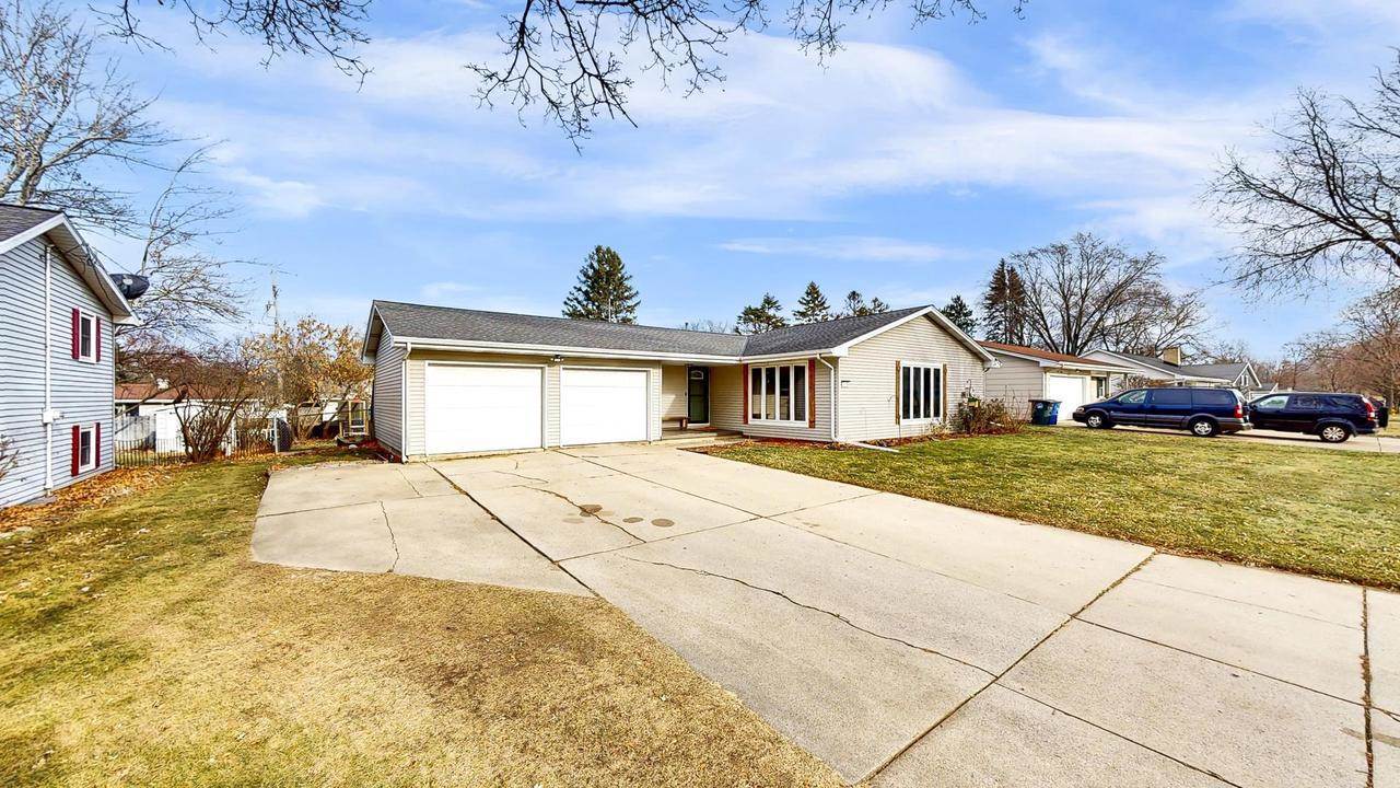 1284 Echo Lane, Green Bay, WI 54304