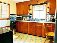 90 Narragansett St, Springfield, MA 01107