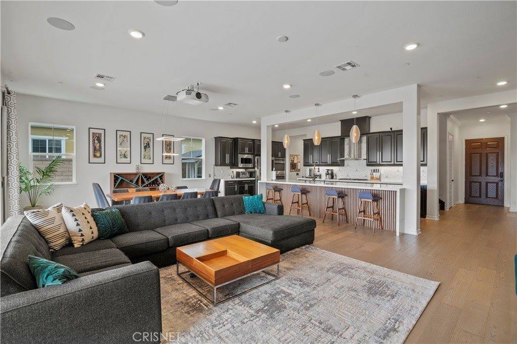 22384 Midtown Court, Saugus, CA 91350