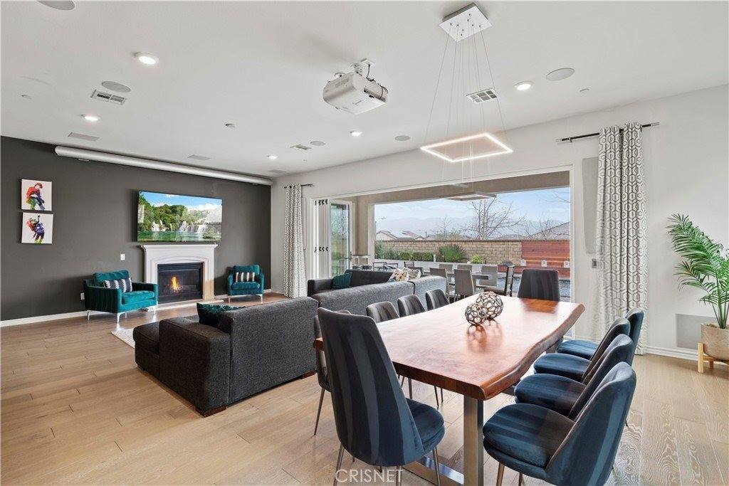 22384 Midtown Court, Saugus, CA 91350