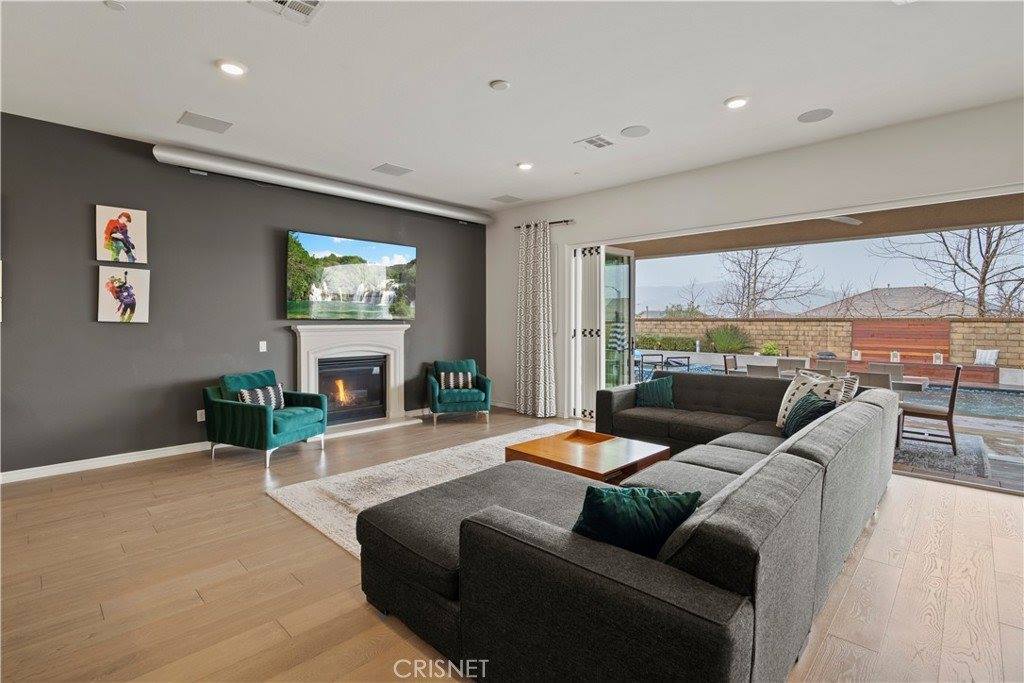 22384 Midtown Court, Saugus, CA 91350