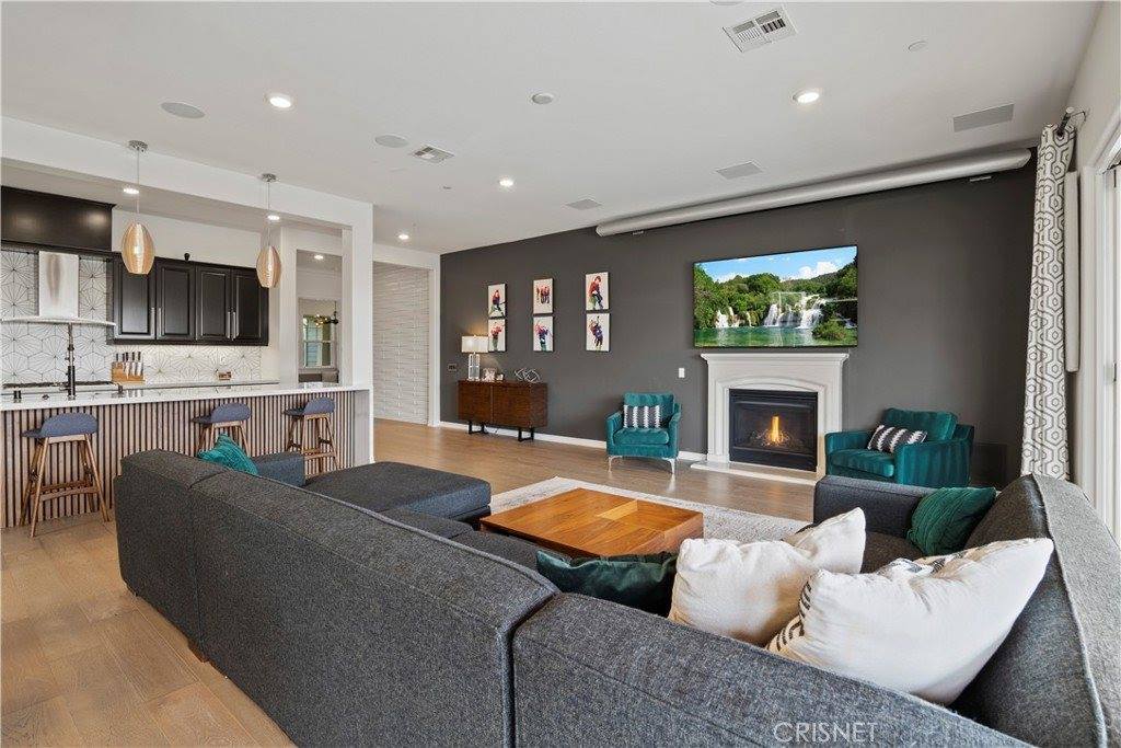 22384 Midtown Court, Saugus, CA 91350