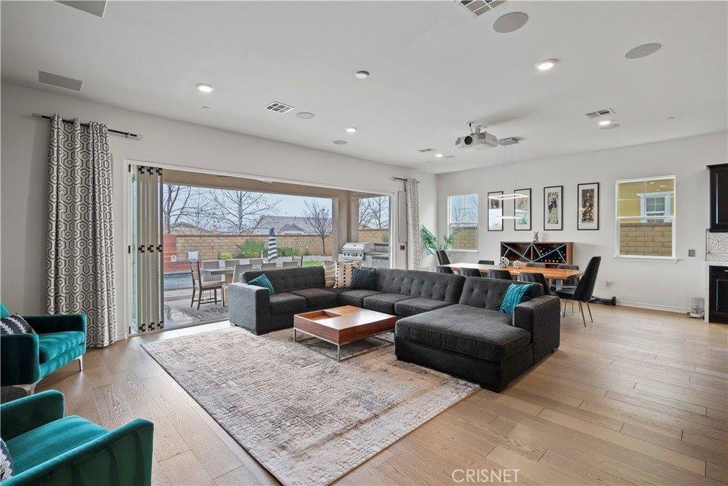 22384 Midtown Court, Saugus, CA 91350