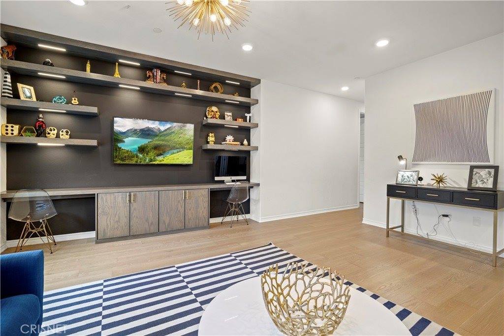 22384 Midtown Court, Saugus, CA 91350