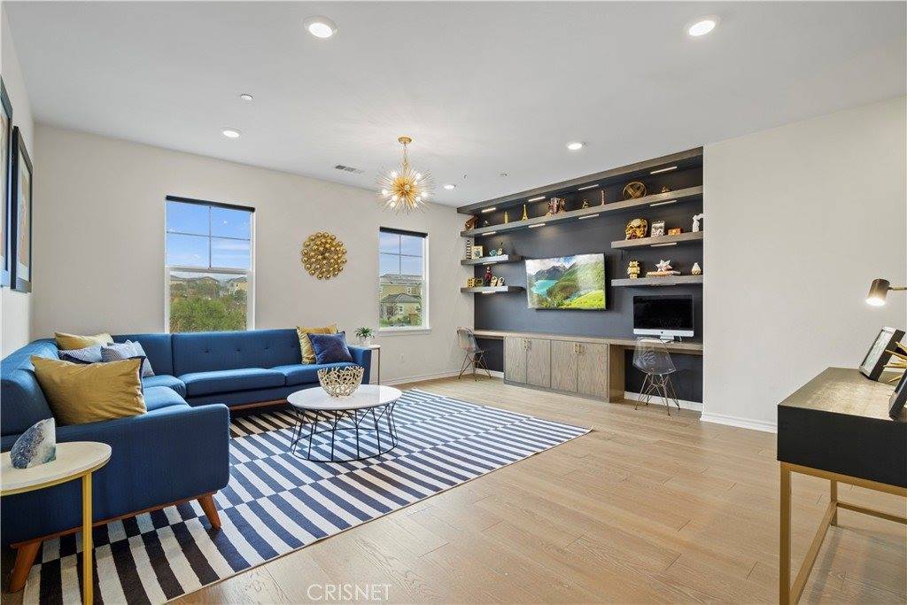 22384 Midtown Court, Saugus, CA 91350