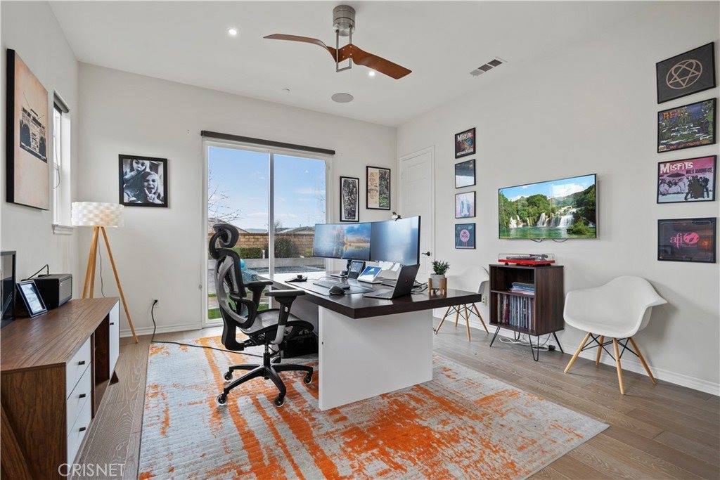 22384 Midtown Court, Saugus, CA 91350