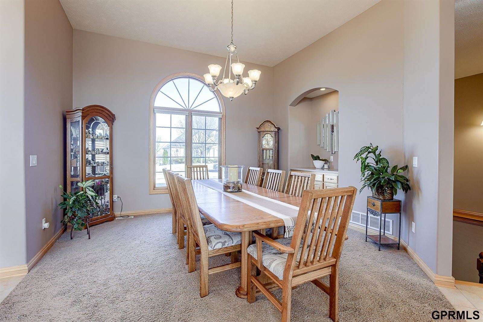 17109 Oakmont Drive, Omaha, NE 68136