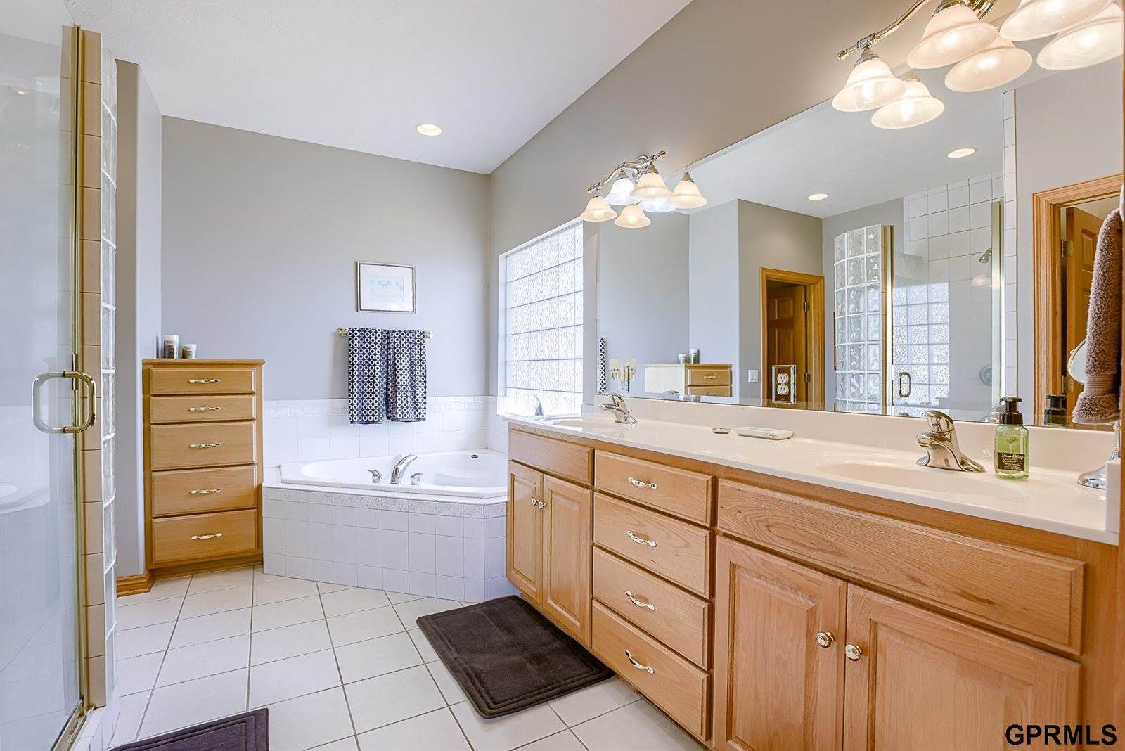 17109 Oakmont Drive, Omaha, NE 68136